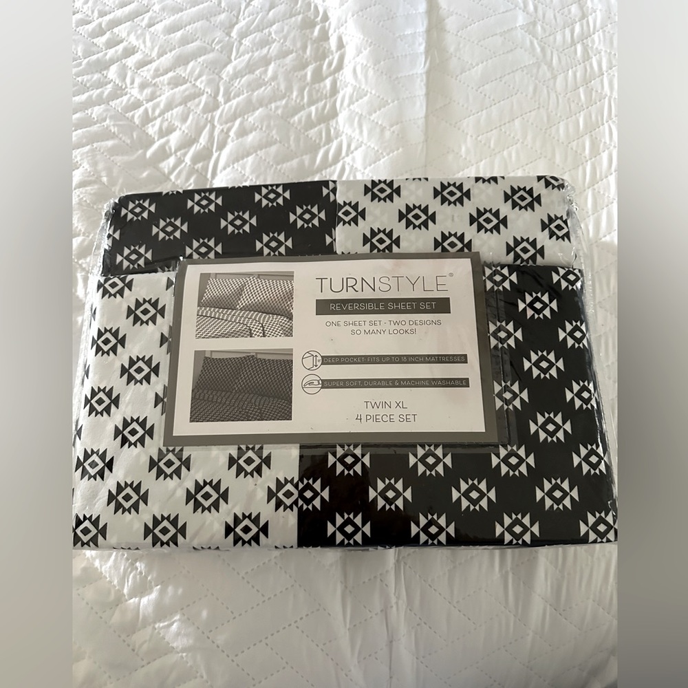 TURNSTYLE。
REVERSIBLE SHEET SET
ONE SHEET SET - TWO DESIGNS
SO MANY LOOKS!